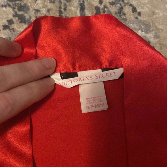VS Red Kimono-style robe - Picture 2 of 2